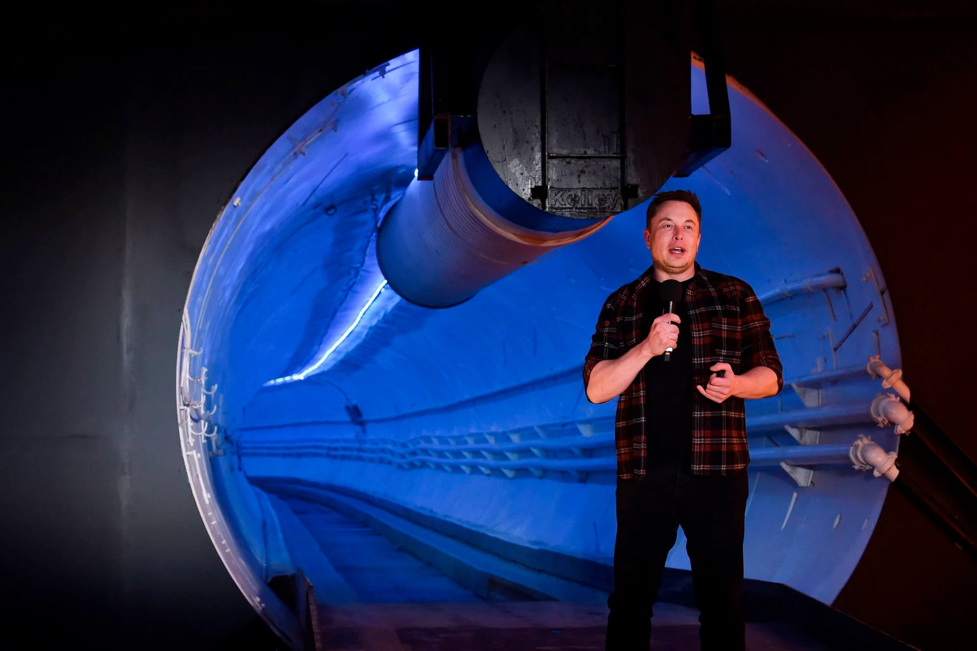 Elon Musk phát biểu trong sự kiện ra mắt đường hầm thử nghiệm Hawthorne của The Boring Company ...