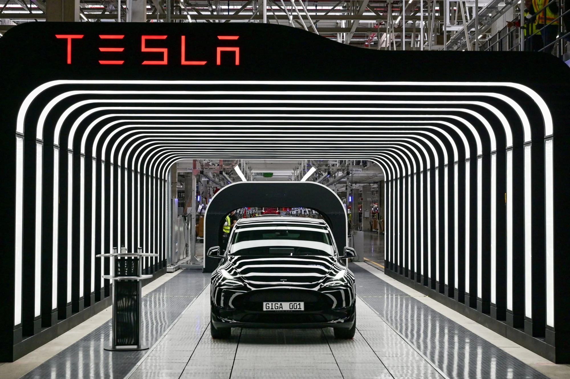 Một chiếc xe tại lễ khai trương Tesla Gigafactory mới ở Đức hôm 22 tháng 3.