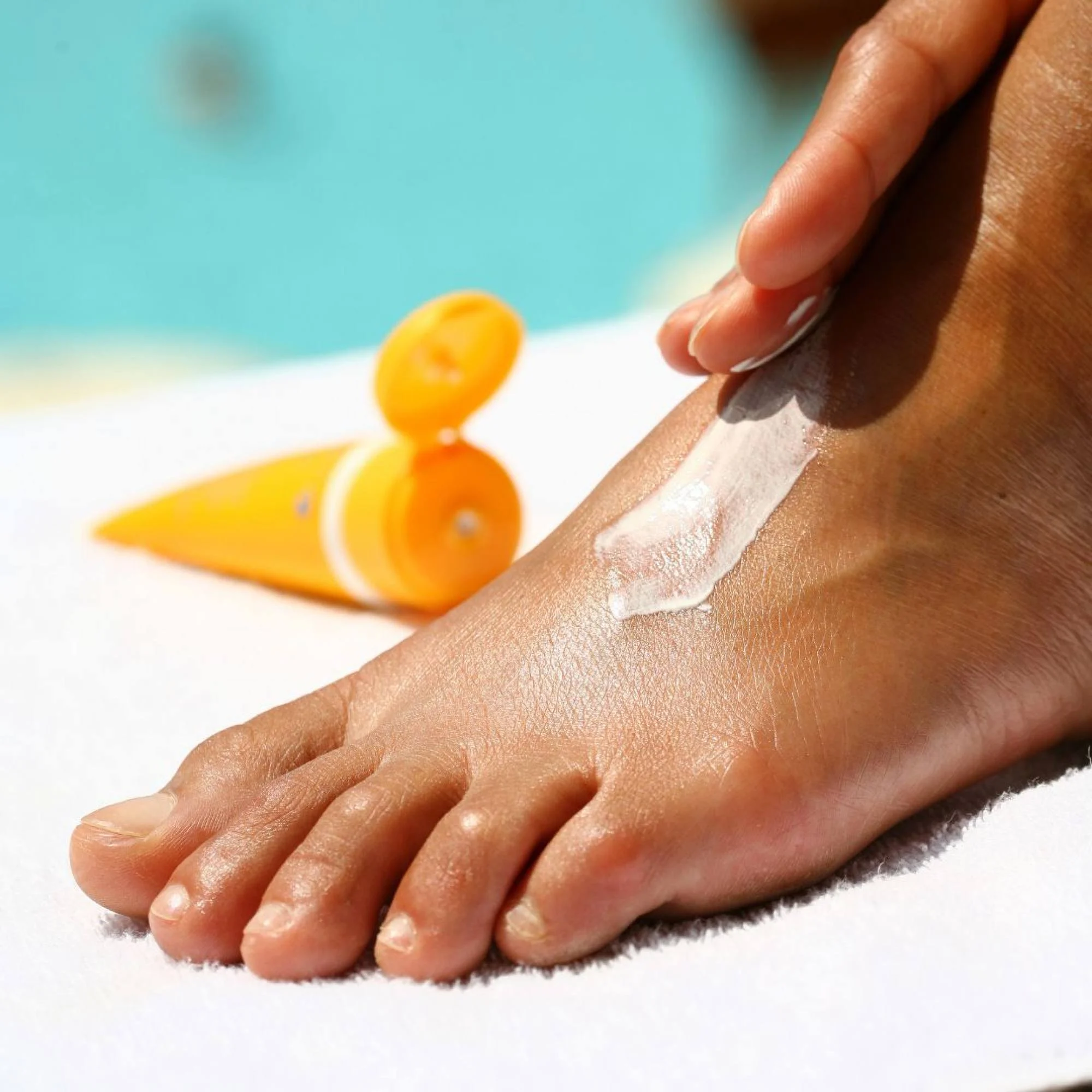 Bôi kem chống nắng cho đôi chân  là rất quan trọng để bảo vệ chúng khỏi ánh nắng mặt trời.