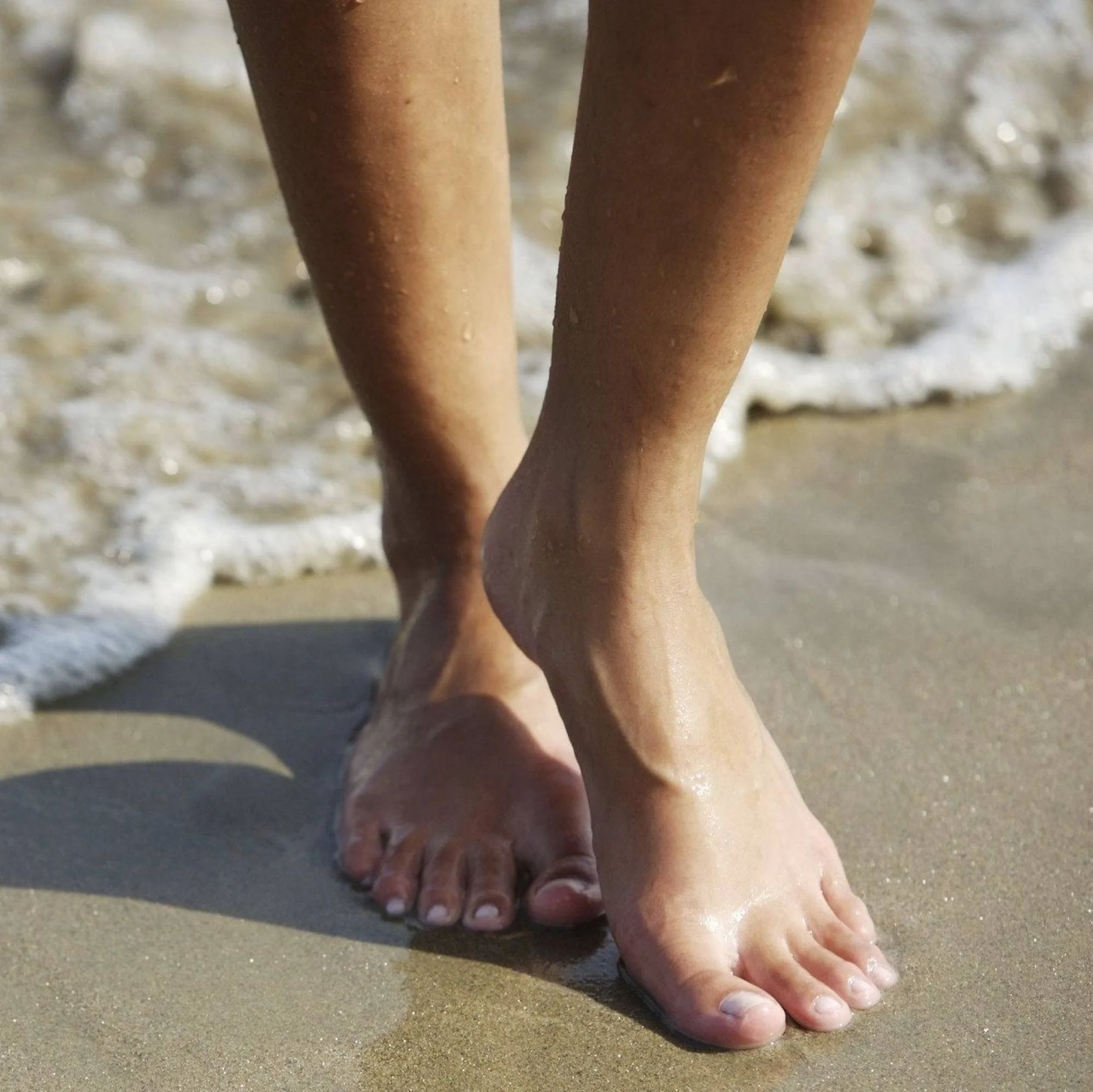 Đi chân trần trên cát có thể làm hỏng bàn chân.