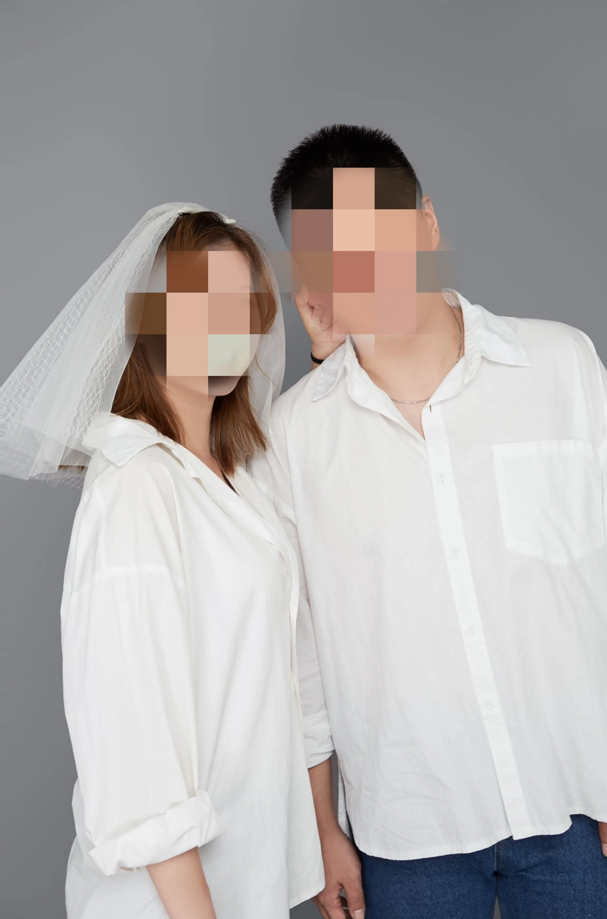 Một bức ảnh cưới của Vũ và một trong những 'vị hôn phu' của cô, người tin rằng họ sẽ sớm kết hôn chính thức. 