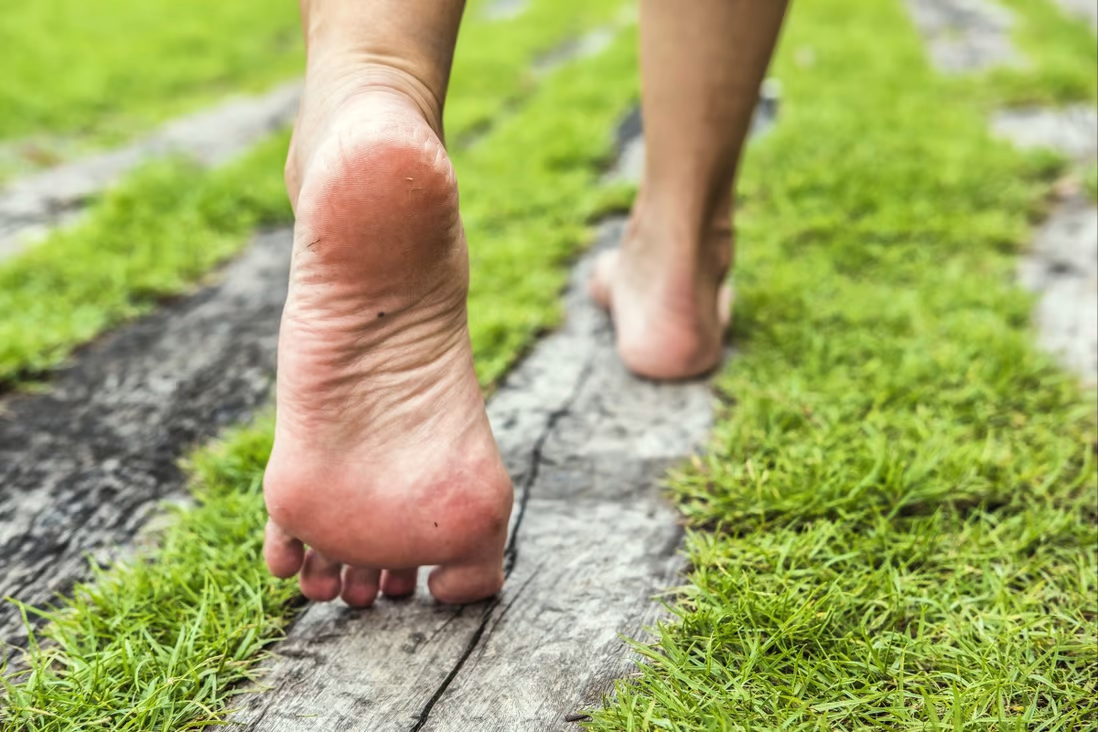 Tiếp đất, hay nối đất, bao gồm việc đi chân trần bên ngoài, giúp ngủ ngon hơn, giảm đau, giảm  ...