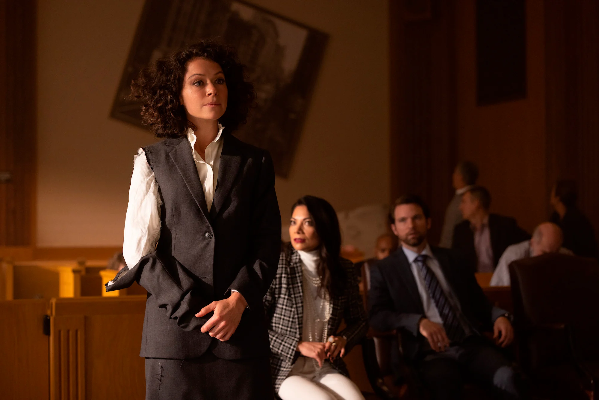 Tatiana Maslany trong vai luật sư Jennifer 'Jen' Walters trong She-Hulk.