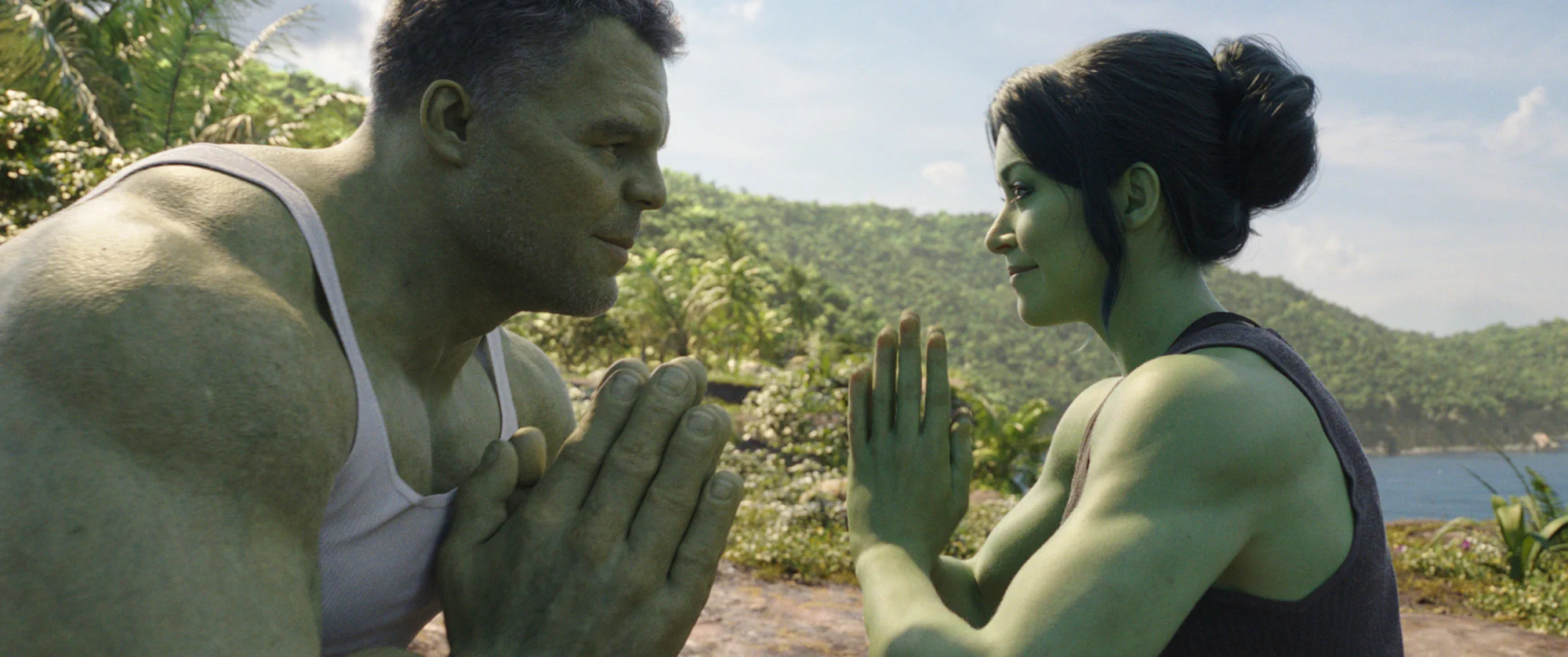 Mark Ruffalo (trái) trong vai Bruce Banner / Hulk và Tatiana Maslany trong vai Jen Walters / ...