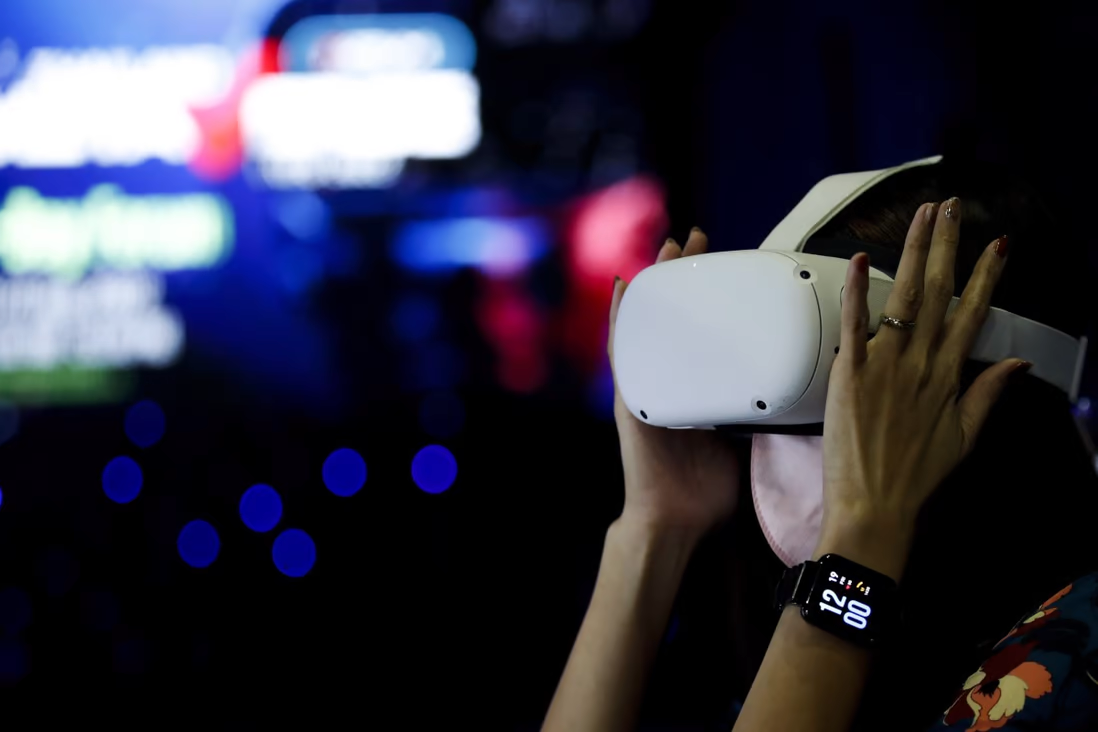 Một khách tham quan trải nghiệm thực tế ảo (VR) tại Thái Lan Metaverse Expo 2022 ở Bangkok hôm 19/8.