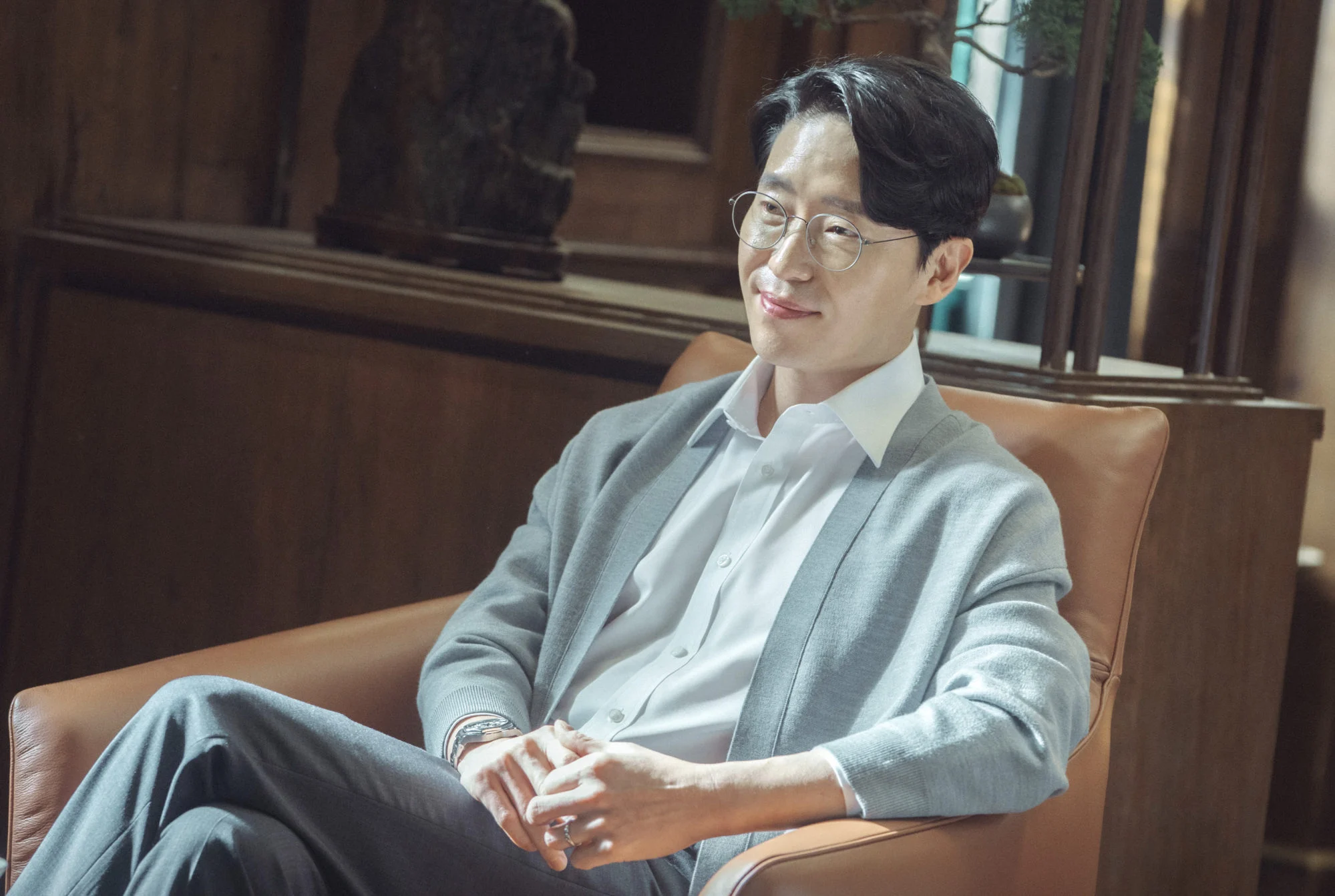 Uhm Ki-joon trong vai Park Jae-sang trong phim Little Women.