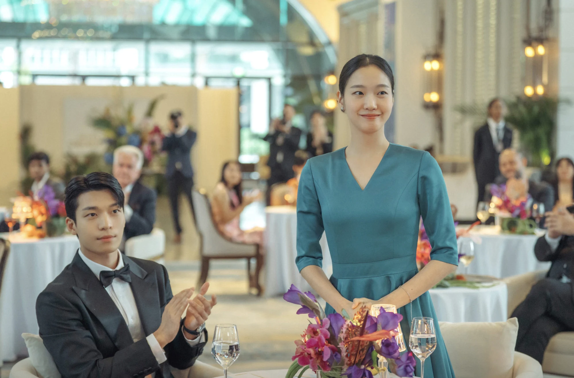 Wi Ha-joon (trái) trong vai Choi Do-il, và Kim Go-eun trong vai Oh In-joo, trong Little Women.