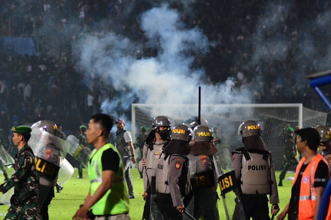 Hơi cay được cảnh sát sử dụng để giải tán đám đông sau trận đấu bóng đá ở Đông Java hôm mồng 1  ...