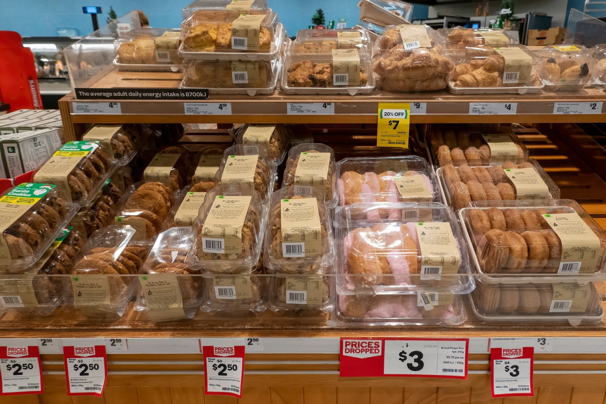 Bánh quy, bánh bao và bánh rán được bán giảm giá trên kệ siêu thị. Nghiên cứu cho thấy ăn quá ...