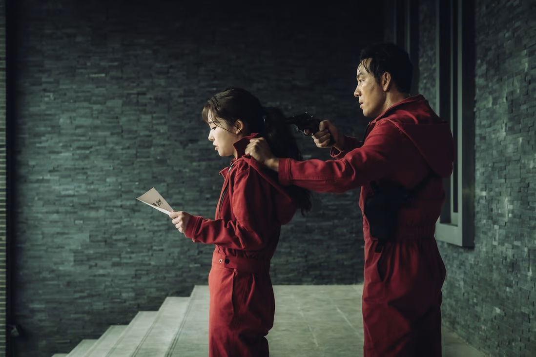 Lee Si-woo trong vai Anne Kim (trái) và Park Hae-soo trong vai Berlin trong một cảnh quay từ –  ...