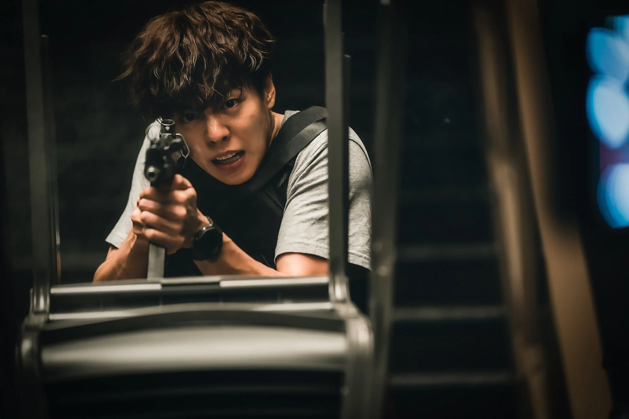 Lee Hyun-woo trong vai hacker Rio trong một cảnh quay của Money Heist: Korea – Joint Economic ...