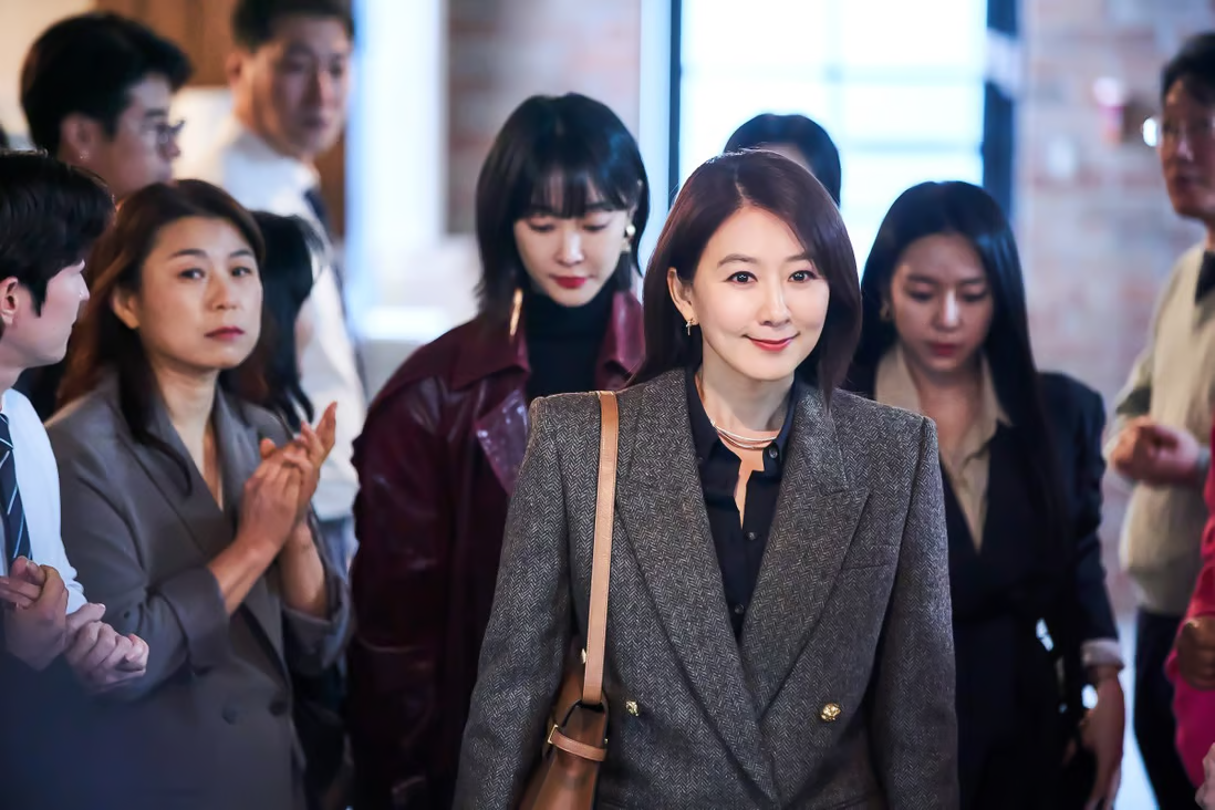Kim Hee-ae trong vai Hwang Do-hee trong một cảnh quay của Queenmaker, một trong 10 phim truyền  ...
