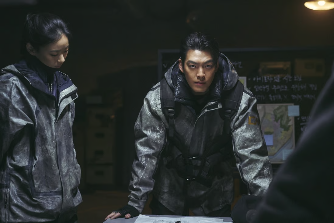 Kim Woo-bin vai 5-8 trong một cảnh quay của “Black Knight”, một trong 9 phim truyền hình Hàn ra ...