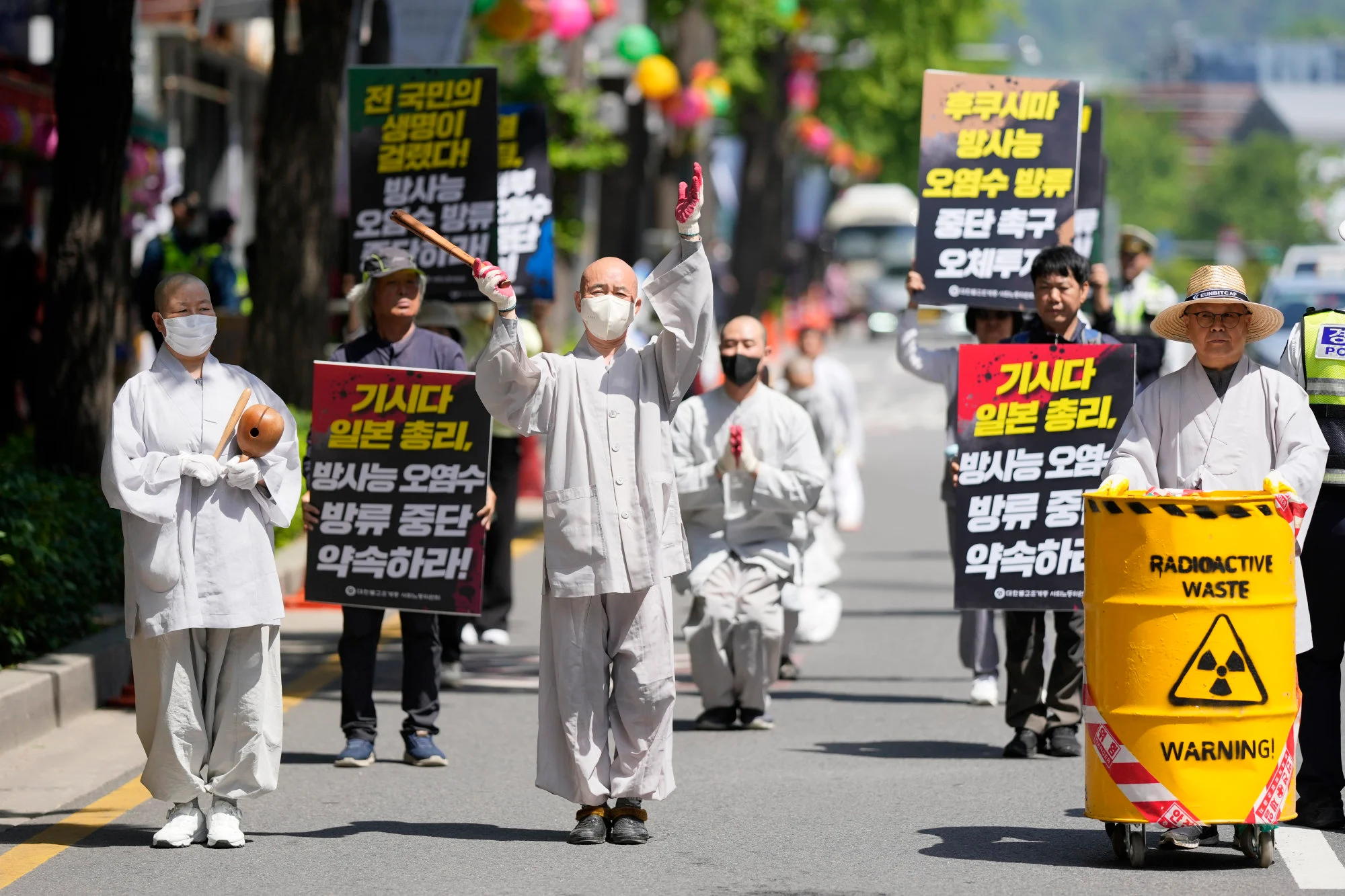 Phật tử Hàn Quốc tuần hành gần đại sứ quán Nhật Bản ở Seoul vào tuần trước để phản đối việc xả ...