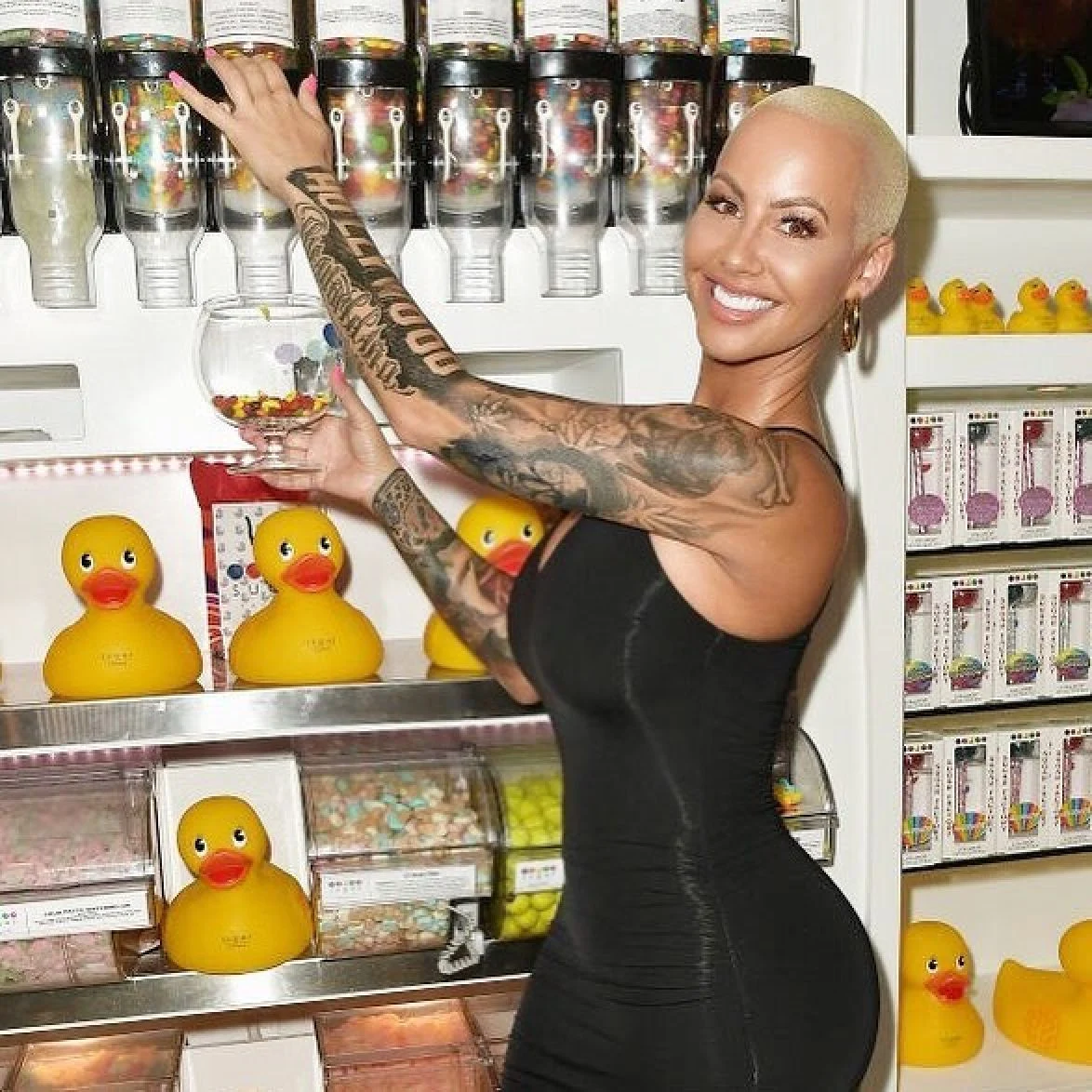 Rapper, người mẫu và nhân vật truyền hình Amber Rose yêu thích lông mày của mình sau khi phẫu thuật.