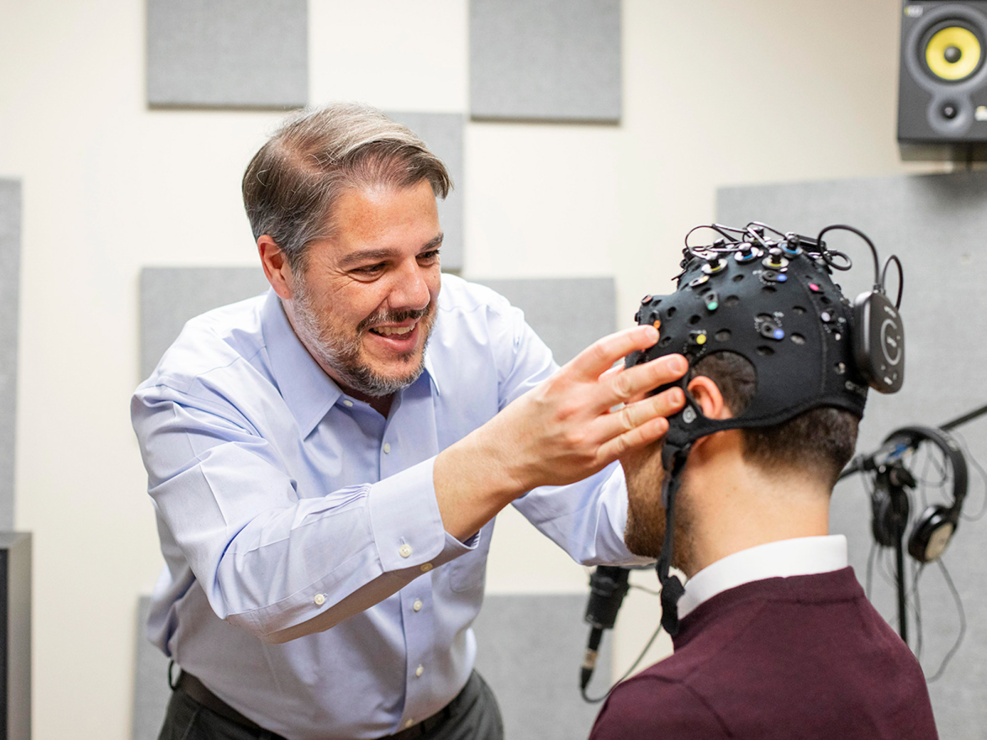 Giáo sư Frank Russo trình diễn một chiếc tai nghe mới theo dõi hoạt động của não khi các người ...