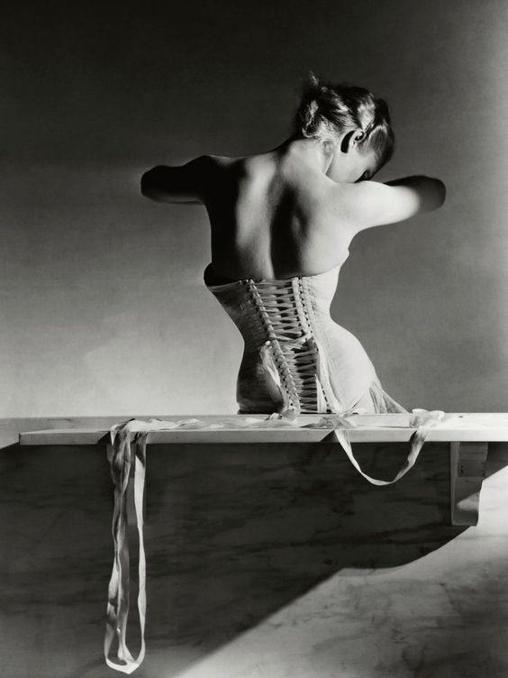 Bức ảnh Mainbocher Corset (1939) nổi tiếng. Vogue, 15/9/1939. Thực tế đây là corset của hãng kế ...