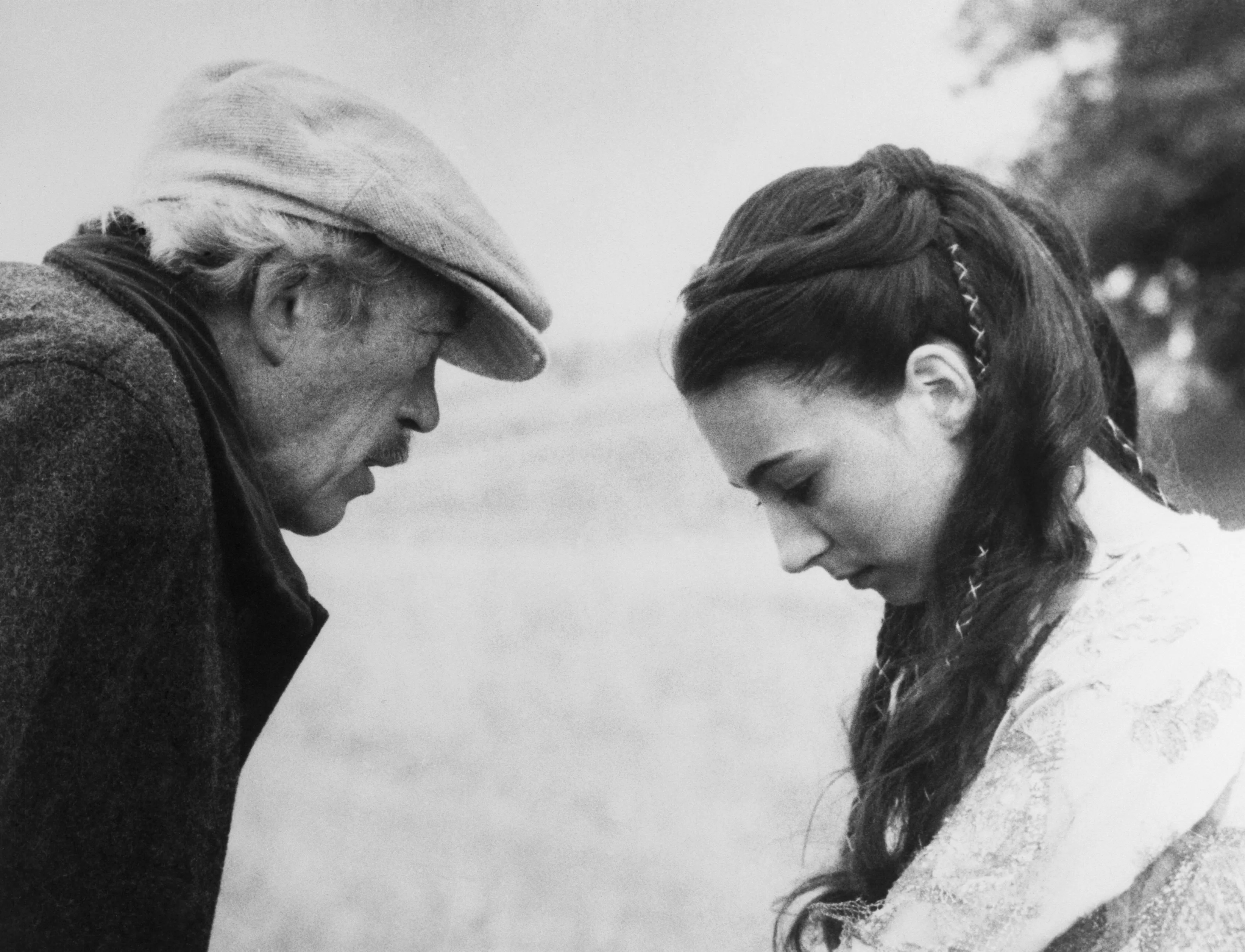 Anjelica và bố - đạo diễn John Huston, hậu trường phim A Walk with Love and Death (1969).  ...