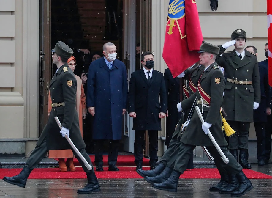 Tổng thống Ukraine Volodymyr Zelensky, ở giữa bên phải và Tổng thống Thổ Nhĩ Kỳ Recep Tayyip ở  ...