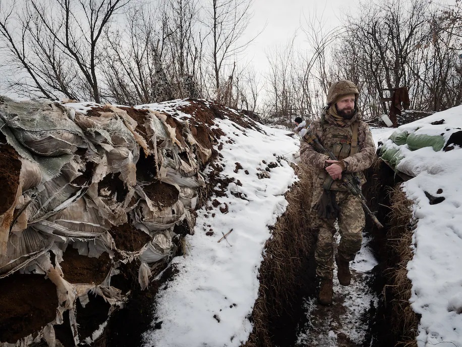 Một quân nhân Ukraine đi trong chiến hào tại vị trí tiền tuyến do Tiểu đoàn thủy quân lục chiến ...