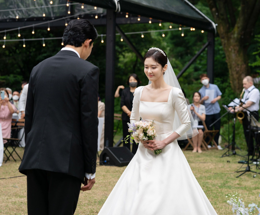 Vào chiều ngày 26/6, Jang Nara bước vào lễ đường với vị hôn phu kém cô 6 tuổi, trở thành cô dâu ...