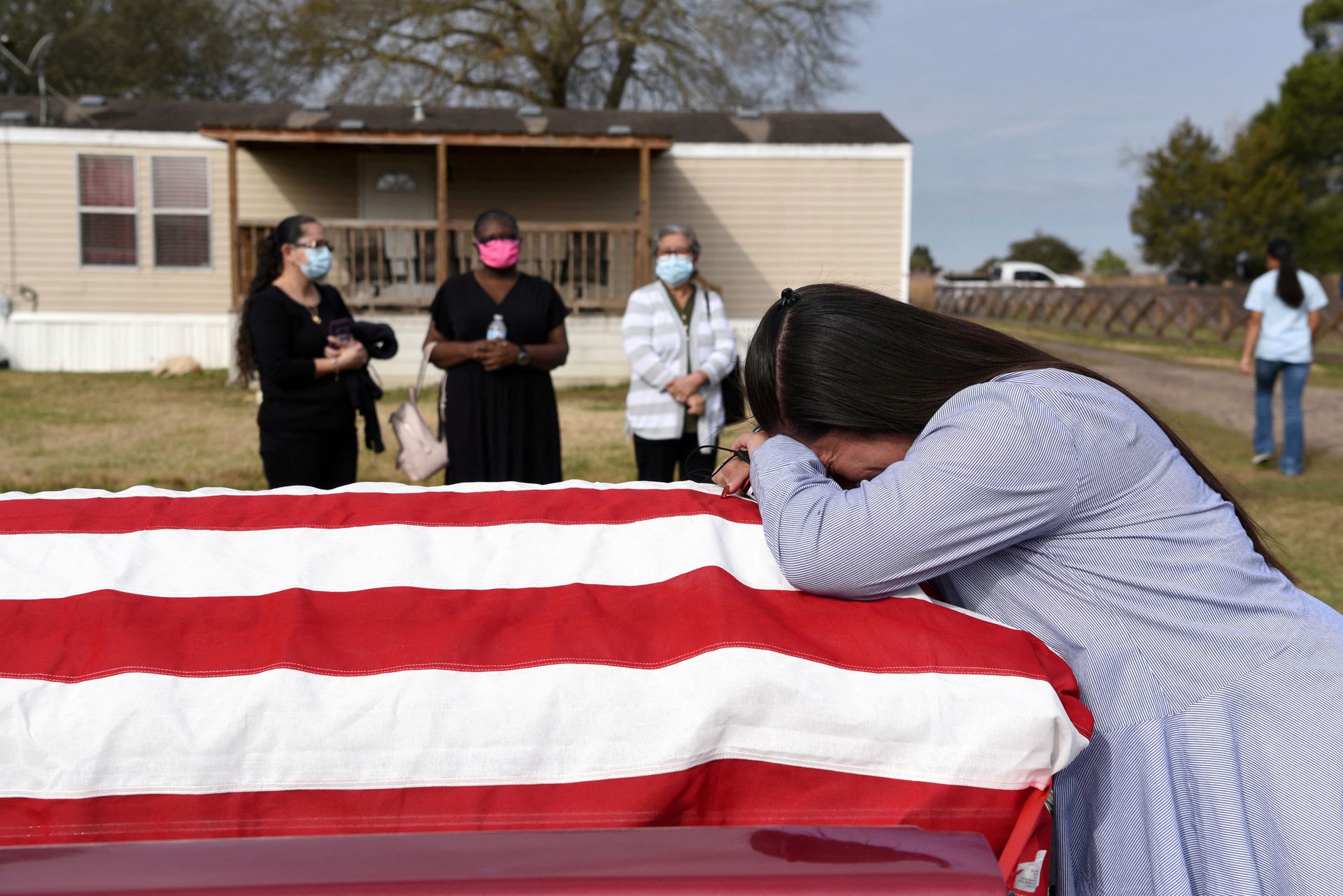 Lila Blanks khóc trước quan tài của chồng, Gregory Blanks, 50 tuổi, người đã chết vì ở San Mỹ 1 ...