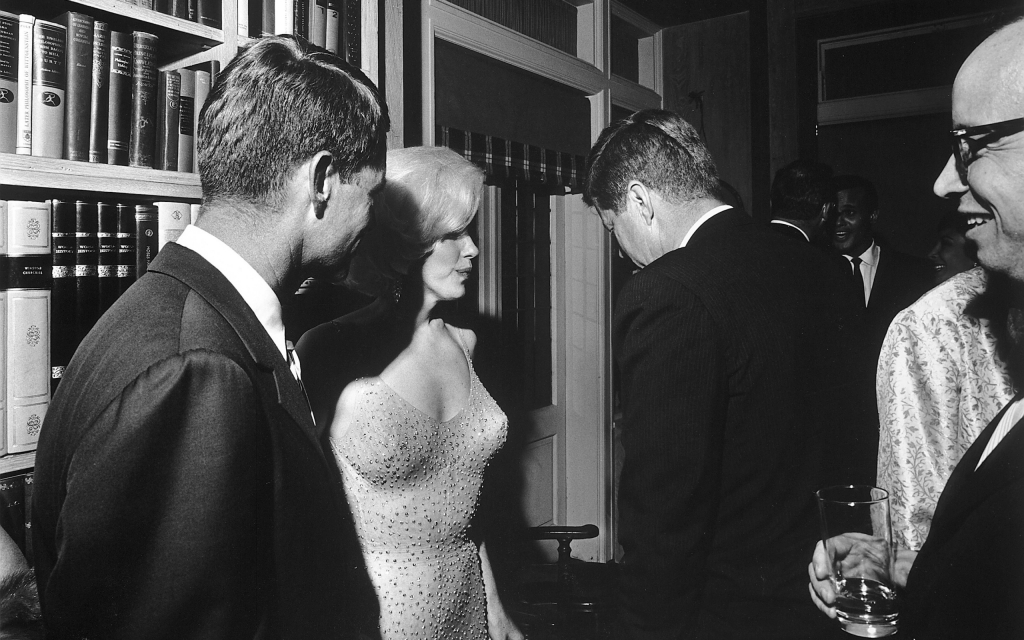 Marilyn Monroe xuất hiện bên hai anh em nhà Kennedy.