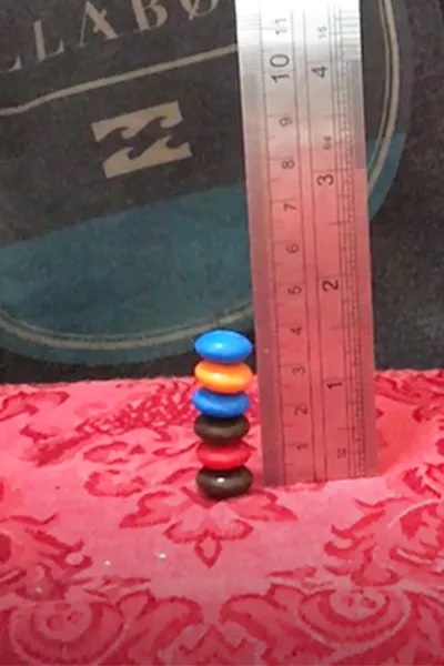 Đây hiện tại là chồng kẹo M&M's cao nhất thế giới với 6 viên kẹo nguyên bản (Ảnh: Guinness ...