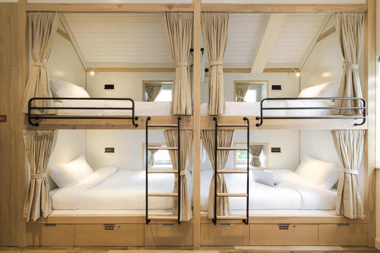 Mỗi chiếc giường tầng thiết kế đơn giản với rèm kéo và đủ gần gũi để nhóm bạn thân thiết với ...