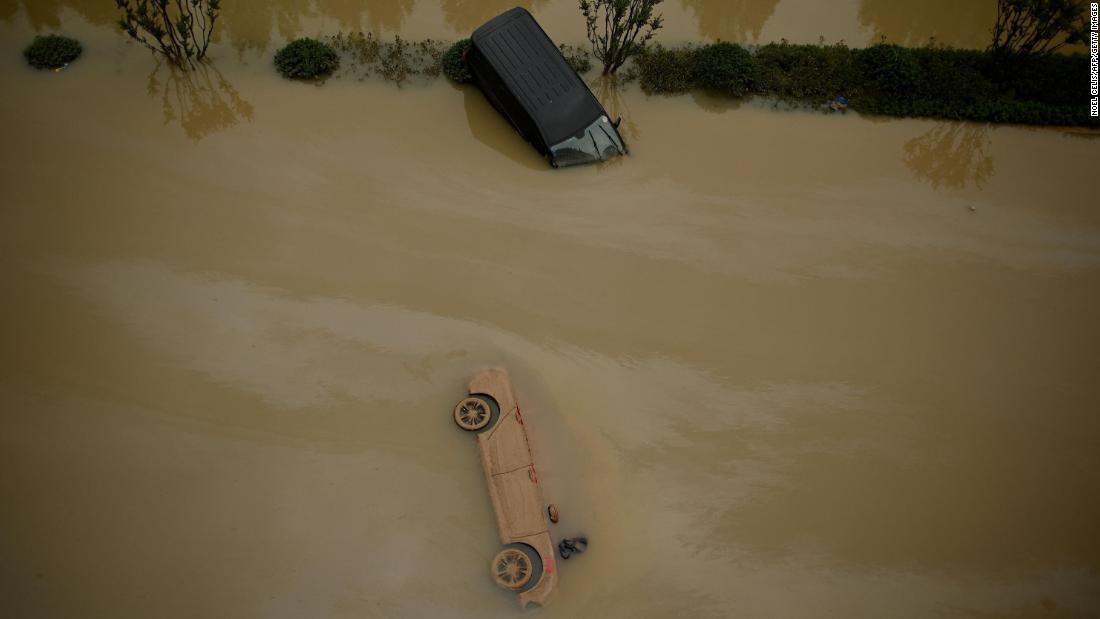 Ô tô chìm trong nước lũ sau trận mưa lớn ở Trịnh Châu, tỉnh Hà Nam, miền Trung Trung Quốc ngày ...