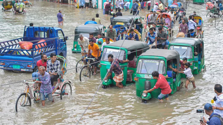 Các phương tiện bị mắc kẹt trong nước lũ ở Sylhet, Bangladesh, ngày 17 tháng 5 năm 2022. Nhiều ...
