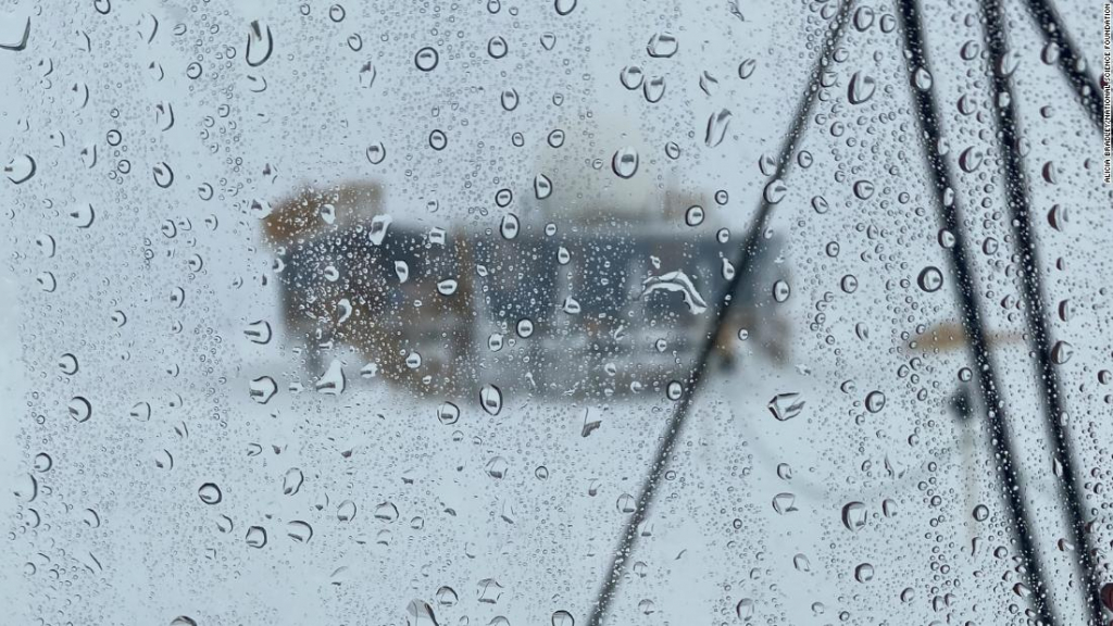 Những giọt mưa có thể được nhìn thấy trên cửa sổ nhìn ra từ một đài quan sát trên đỉnh vào Tám. ...