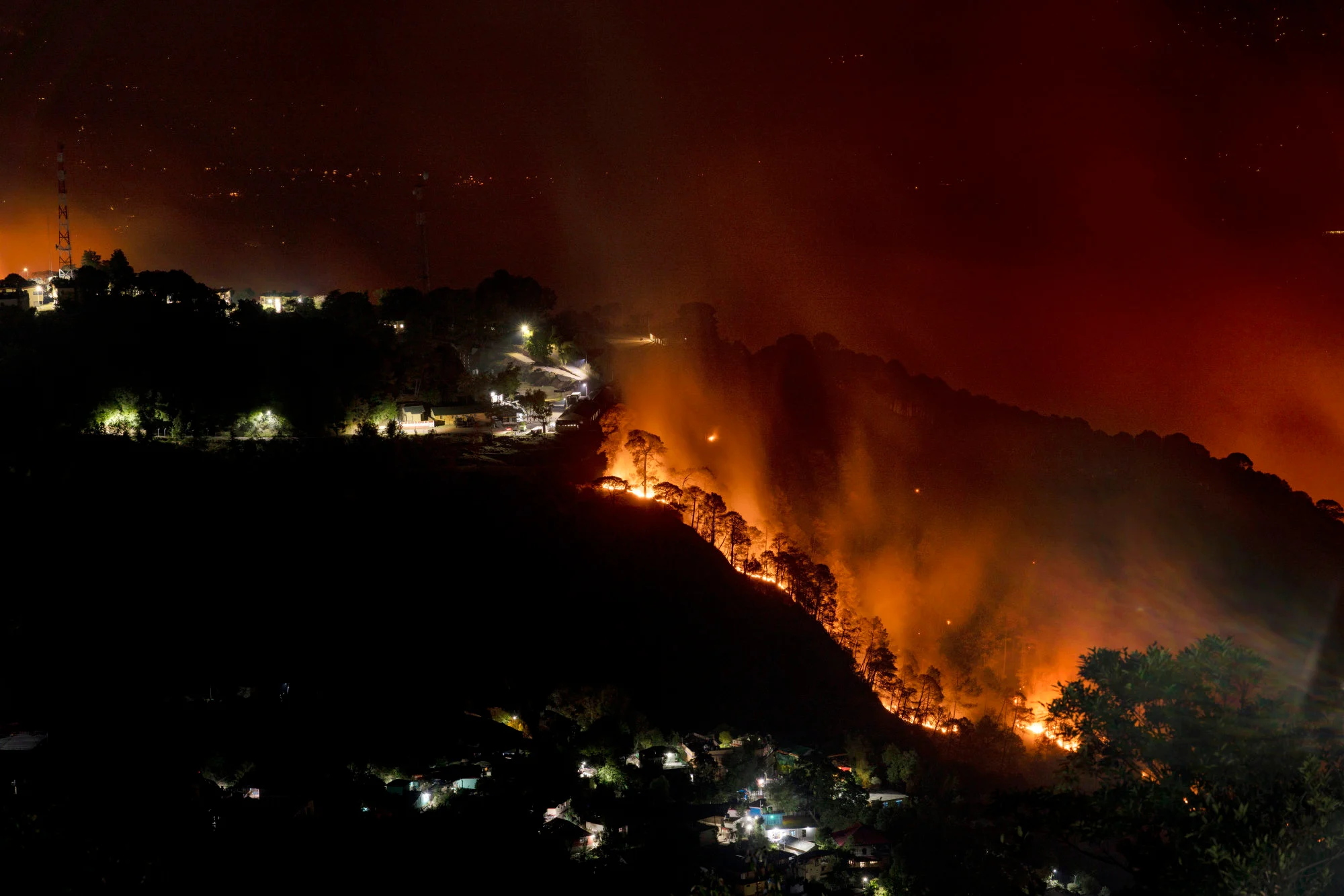 Một khu rừng trên sườn núi ở Dharamsala, Ấn Độ, bùng cháy vào tháng 4 giữa đợt nắng nóng. Ảnh: AP