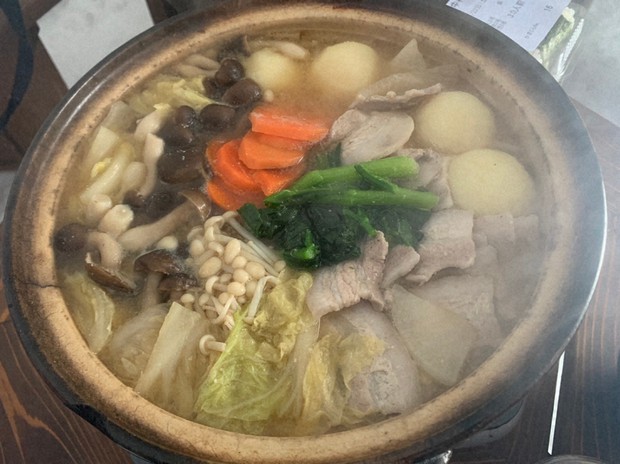 Món lẩu Noroshi Nabe sử dụng các nguyên liệu địa phương như rau và thịt lợn (Ảnh: Mainichi/Mari ...
