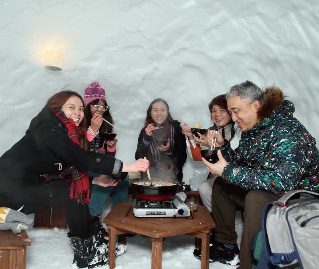 Thực khách dùng bữa ngay bên trong lều tuyết (Ảnh: Restaurant Kamakura Village)