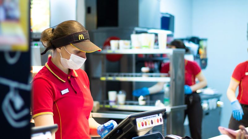 McDonald’s đưa nhiều chương trình đào tạo về quấy rối cho nhân viên tại các chi nhánh.