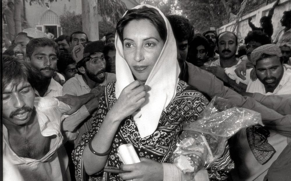 Benazir Bhutto, Chính trị gia, Pakistan, năm1988