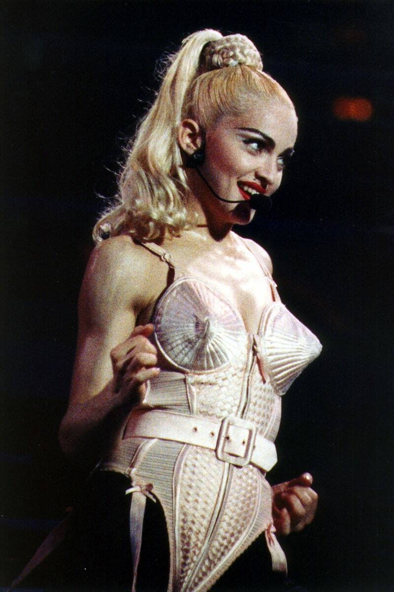 Madonna trình diễn trên sân khấu trong tour diễn Blonde Ambition của cô trong chiếc corset hình ...