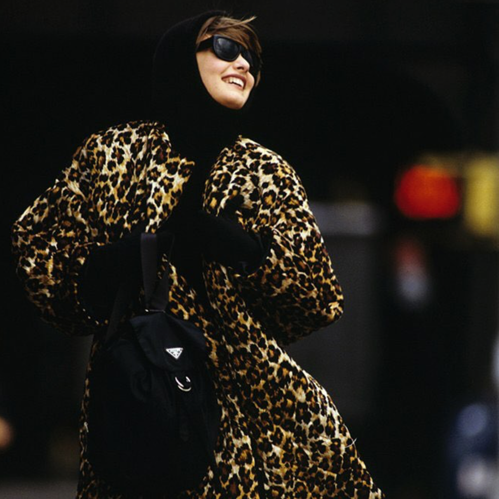 Siêu mẫu Linda Evangelista đeo chiếc ba lô nylon của Prada trên lưng vào tháng 8 năm 1989.