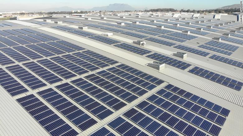 Trung tâm phân phối Basson của Shoprite, ở ngoại ô Cape Town có các tấm pin mặt trời trên mái ...