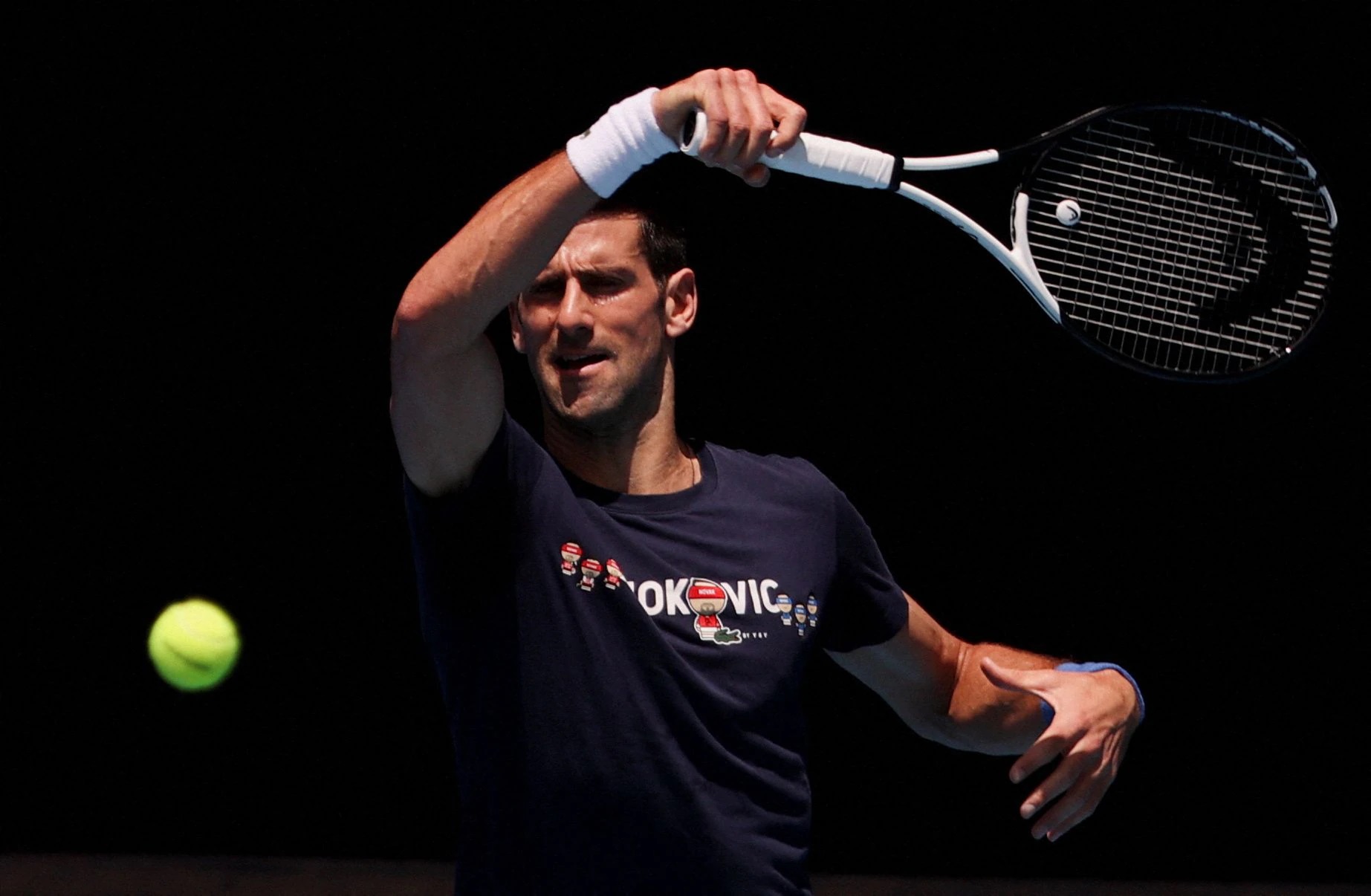 Tay vợt người Serbia, Novak Djokovic tập luyện tại Công viên Melbourne khi các câu hỏi vẫn còn xoay quanh cuộc chiến pháp lý liên quan đến thị thực của anh để chơi ở Australia Open hôm 12 tháng 1 năm 2022.