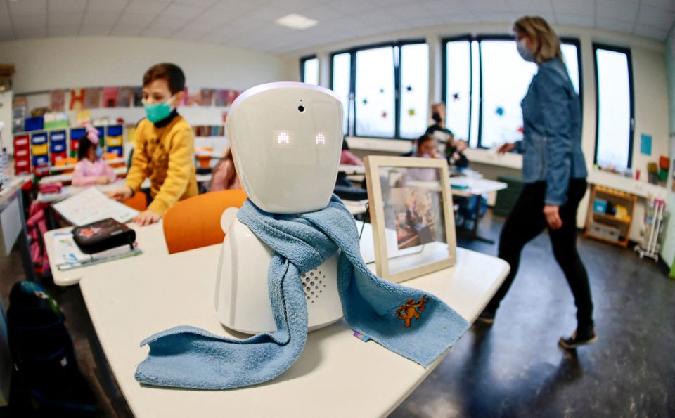 Một avatar robot đi học thay cho học sinh Joshua Martinangeli (7 tuổi) tại một trường tiểu học ...