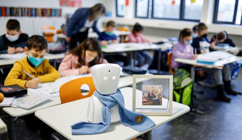 Avatar robot này có thể giúp Joshua tham gia buổi học và trò chuyện cùng bạn bè trên lớp (Ảnh: ...