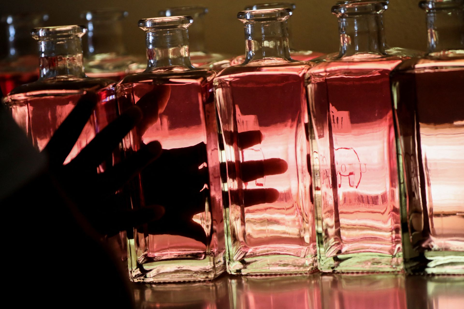 Indlovu Gin trong quá trình đóng chai (Ảnh: Reuters)