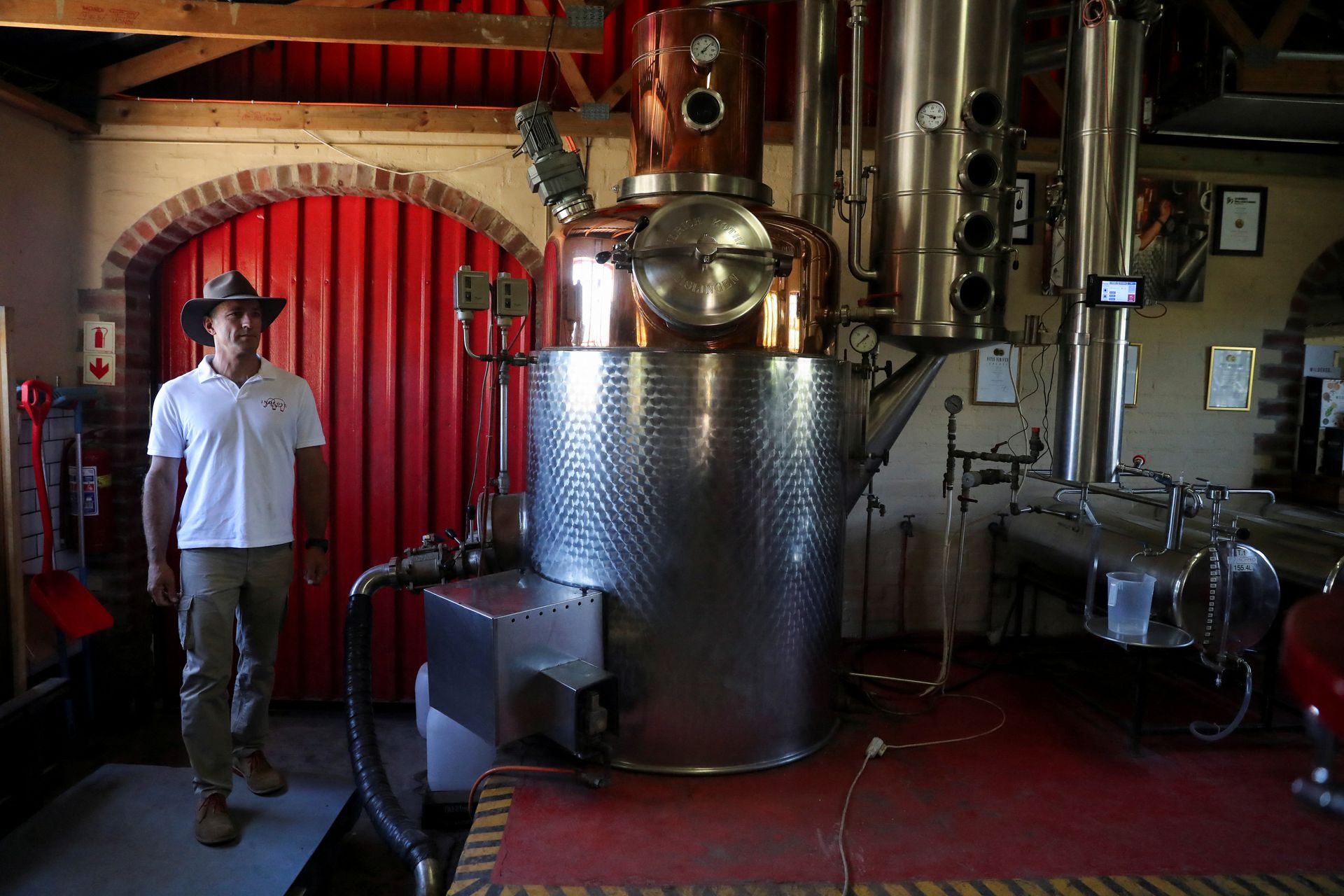 Les Ansley bên trong nhà máy chưng cất rượu gin thủ công cao cấp của mình ở Paarl (gần thủ đô ...