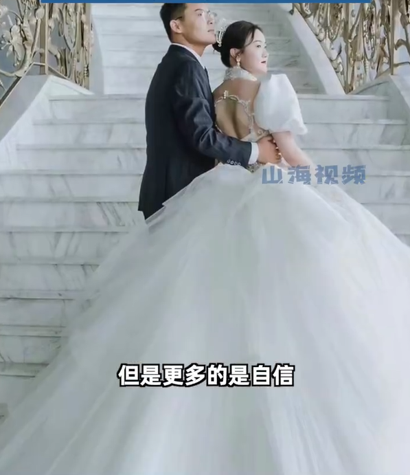 Hai vợ chồng anh Vương hạnh phúc trong ngày cưới