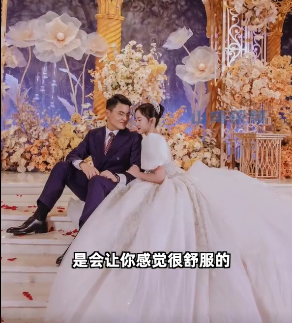 Hai vợ chồng anh Vương hạnh phúc trong ngày cưới