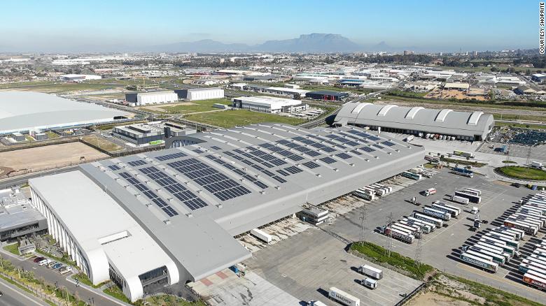 Chuỗi siêu thị Shoprite đã lắp đặt các tấm pin mặt trời rộng 480.000 feet vuông trên các cửa và ...