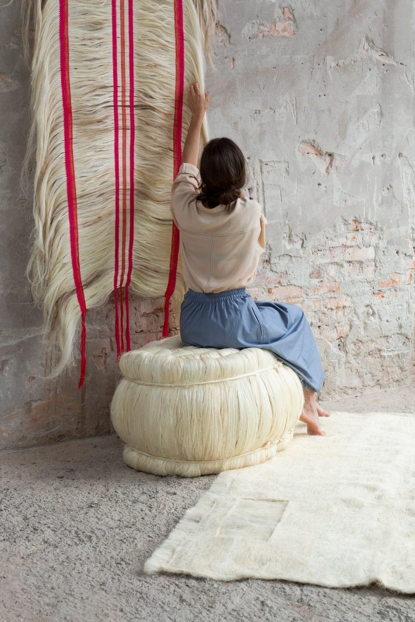 Rosana Escobar tạo ra đồ nội thất từ sợi xơ còn sót lại trong quá trình sản xuất túi cà phê