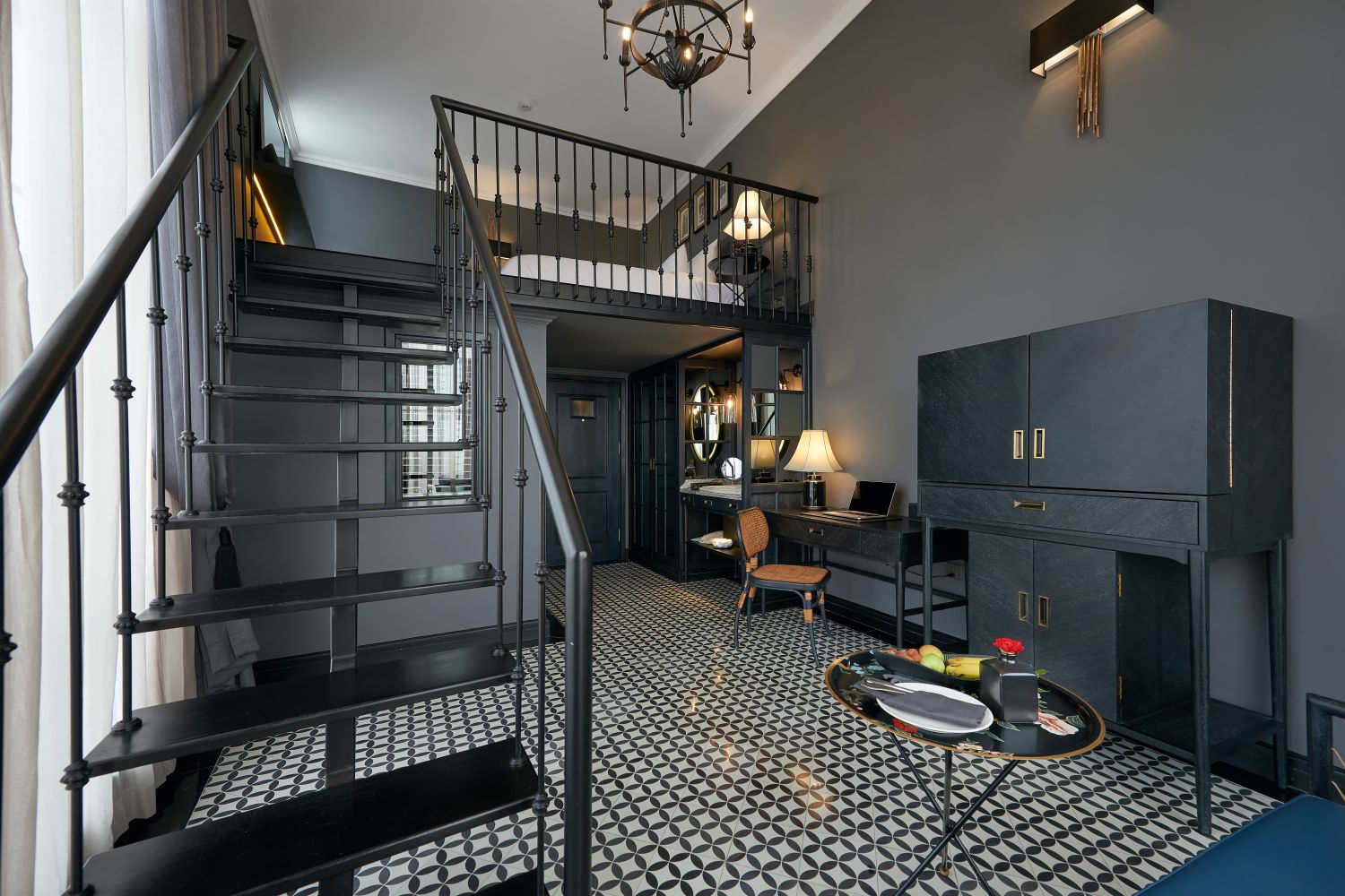 Hotel có 50 phòng các loại, đặc biệt nhất là phòng Duplex với 2 tầng nối nhau bằng cầu thang 1, ...